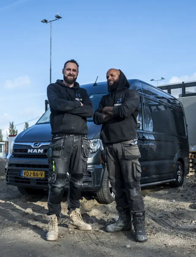 Teamfoto met bus